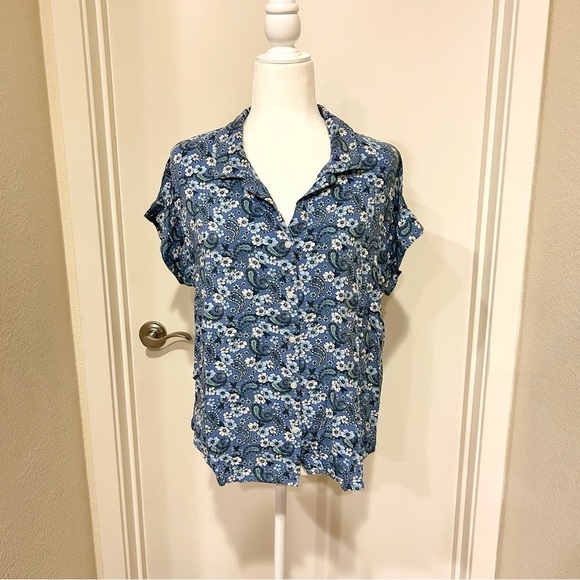 Lucky Brand Tops - Lucky Brand blue floral short-sleeve button-down blouse size Medium excellent